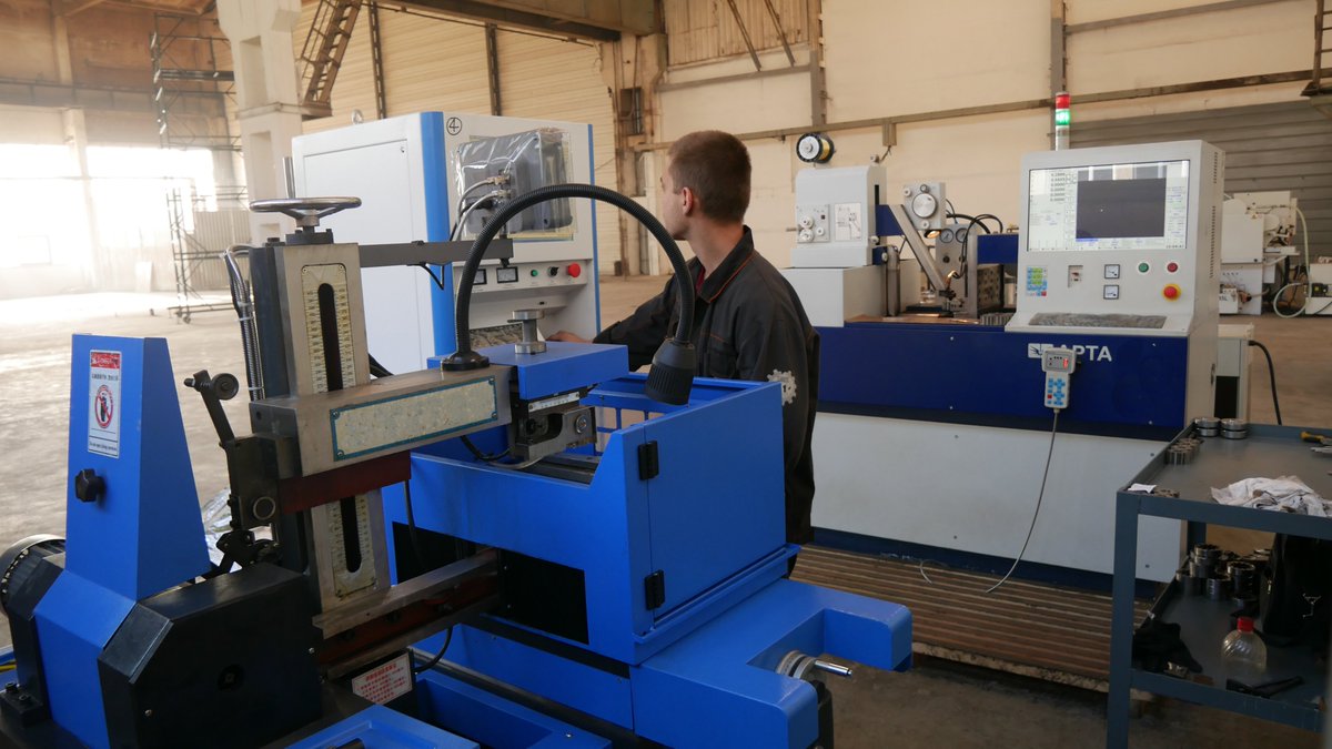 vmznews's tweet image. НА МЕХАНОСБОРОЧНОМ ПРОИЗВОДСТВЕ ВМЗ ВНЕДРИЛИ НОВЫЙ СТАНОК

Это второй по счету электроэрозионный станок, работающий на данном участке. Его уникальность в том, что воздействие на обрабатываемую деталь происходит электродом в виде проволоки. 

vmzavod.ru/news/?id=1906