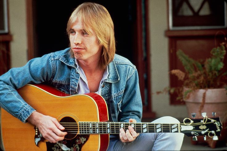 Omg it\s tom petty\s birthday happy birthday king !!! 