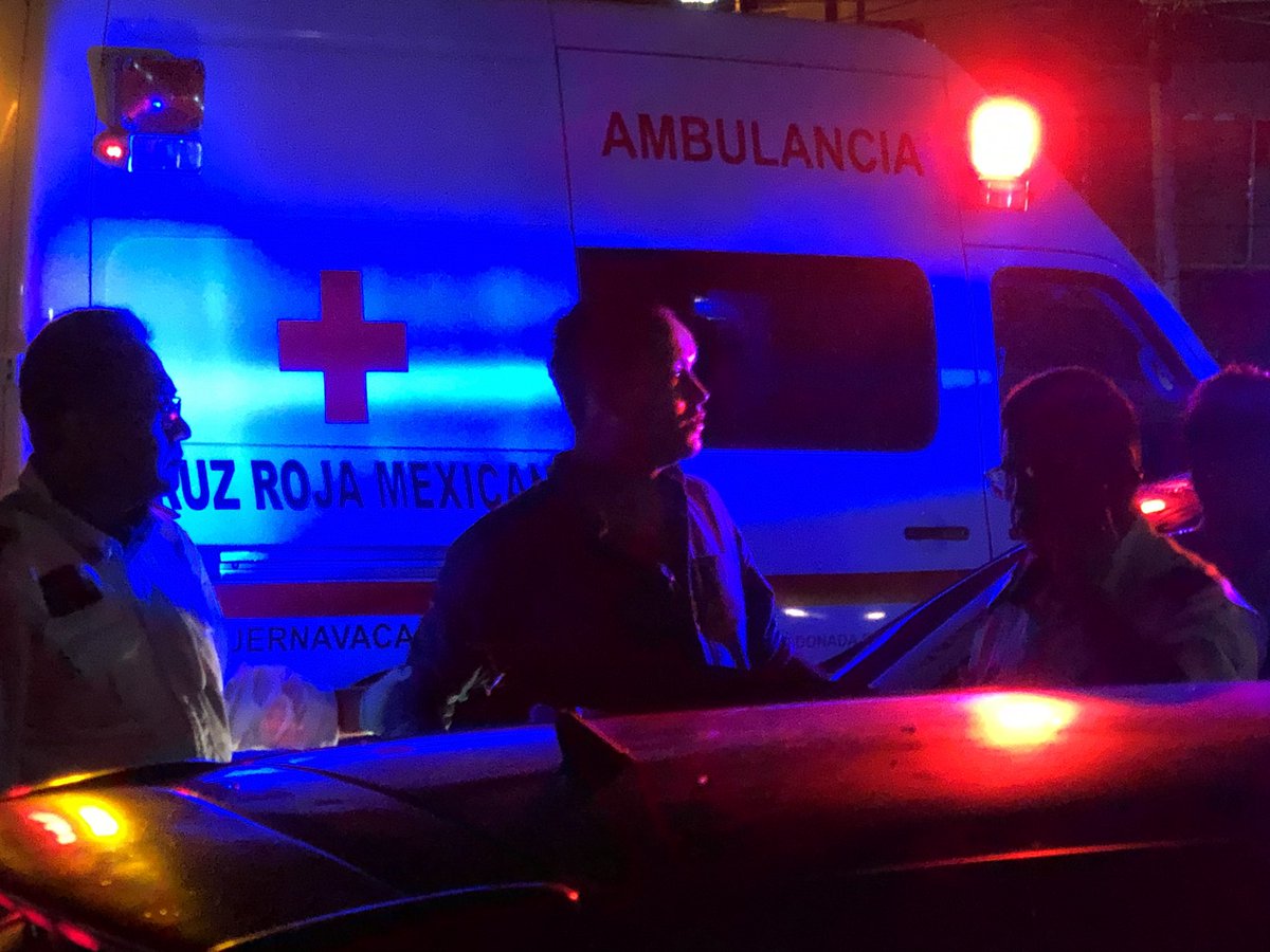 DENUNCIAMORELOS's tweet photo. Un VW Pointer y un Renault Clio los involucrados. El conductor del VW en estado de ebriedad se pasó el alto. Circulaba sobre Av. Teopanzolco dirección sur, impactó al Clio que circulaba por Río Mayo. Ya fue detenido el responsable. #Cuernavaca #sos #accidente #rt https://t.co/CQ4bBUKURj