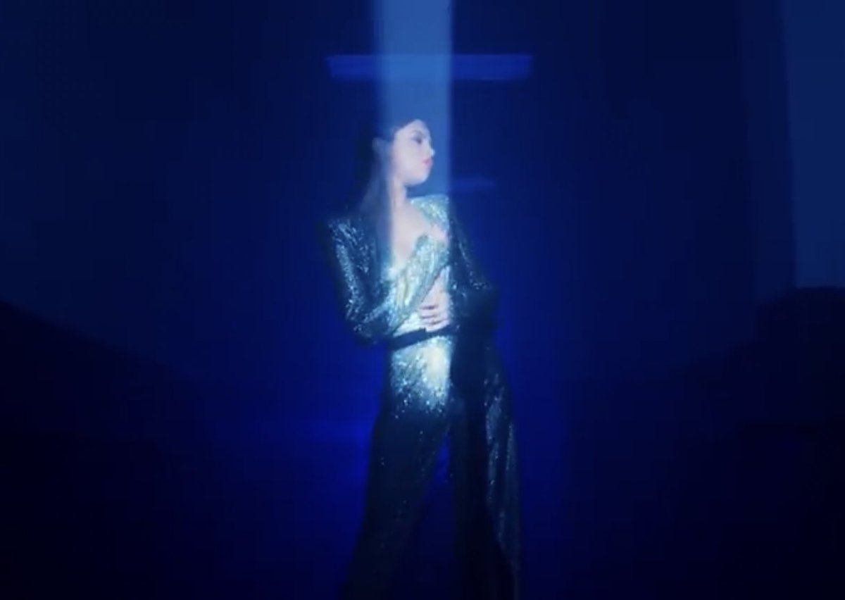 What’s also interesting is that Selena in her Wolves MV also looks strikingly similar to a female singer that is seen in Abel’s Blinding Lights MV