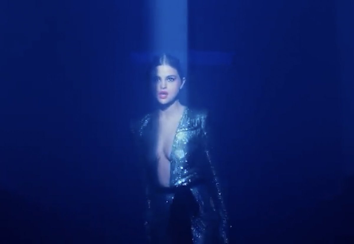 What’s also interesting is that Selena in her Wolves MV also looks strikingly similar to a female singer that is seen in Abel’s Blinding Lights MV