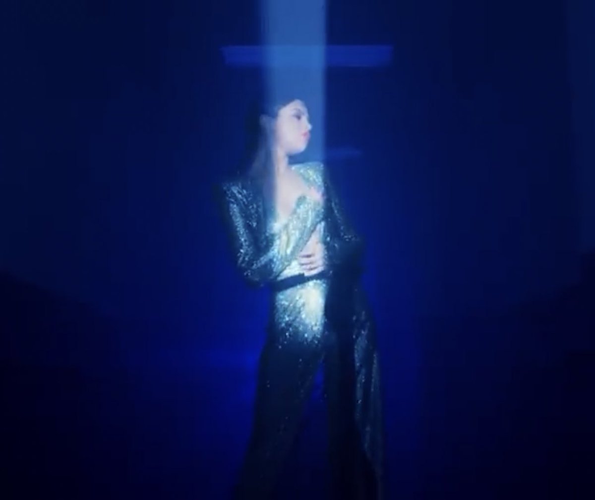 And since Selena’s Wolves character also fits the profile of the female singer in Abel’s Blinding Lights MV, then this explains his lyrics for that video as well to explain how she’s his light.