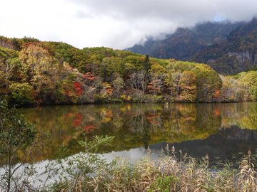 戸隠高原鏡池の紅葉の21年見頃時期は アクセス シャトルバス等 や駐車場は そらいろ 日本が魅せる多彩な表情