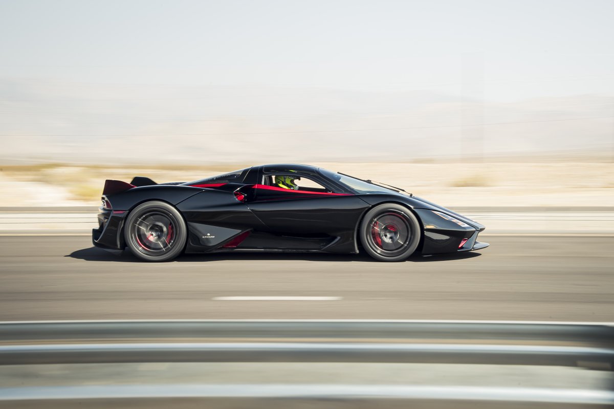 WIRED's tweet image. You&apos;re looking at the fastest car on Earth. A little over a week ago, this 1,750-horsepower SSC Tuatara zoomed to a record 331.15 miles per hour, crushing the previous record of 304 mph set last year by Bugatti: wired.trib.al/2fL7oTi
📸: James Lipman/SSC North America