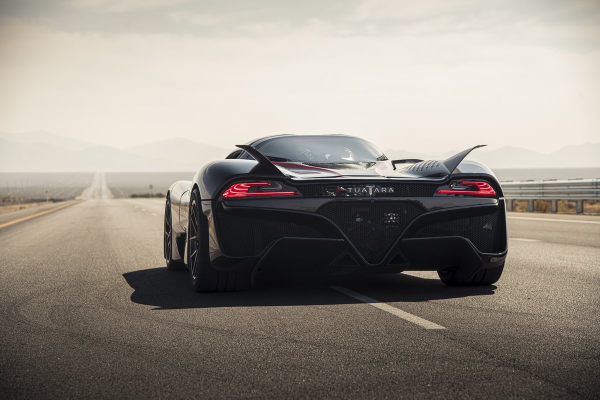 WIRED's tweet image. You&apos;re looking at the fastest car on Earth. A little over a week ago, this 1,750-horsepower SSC Tuatara zoomed to a record 331.15 miles per hour, crushing the previous record of 304 mph set last year by Bugatti: wired.trib.al/2fL7oTi
📸: James Lipman/SSC North America