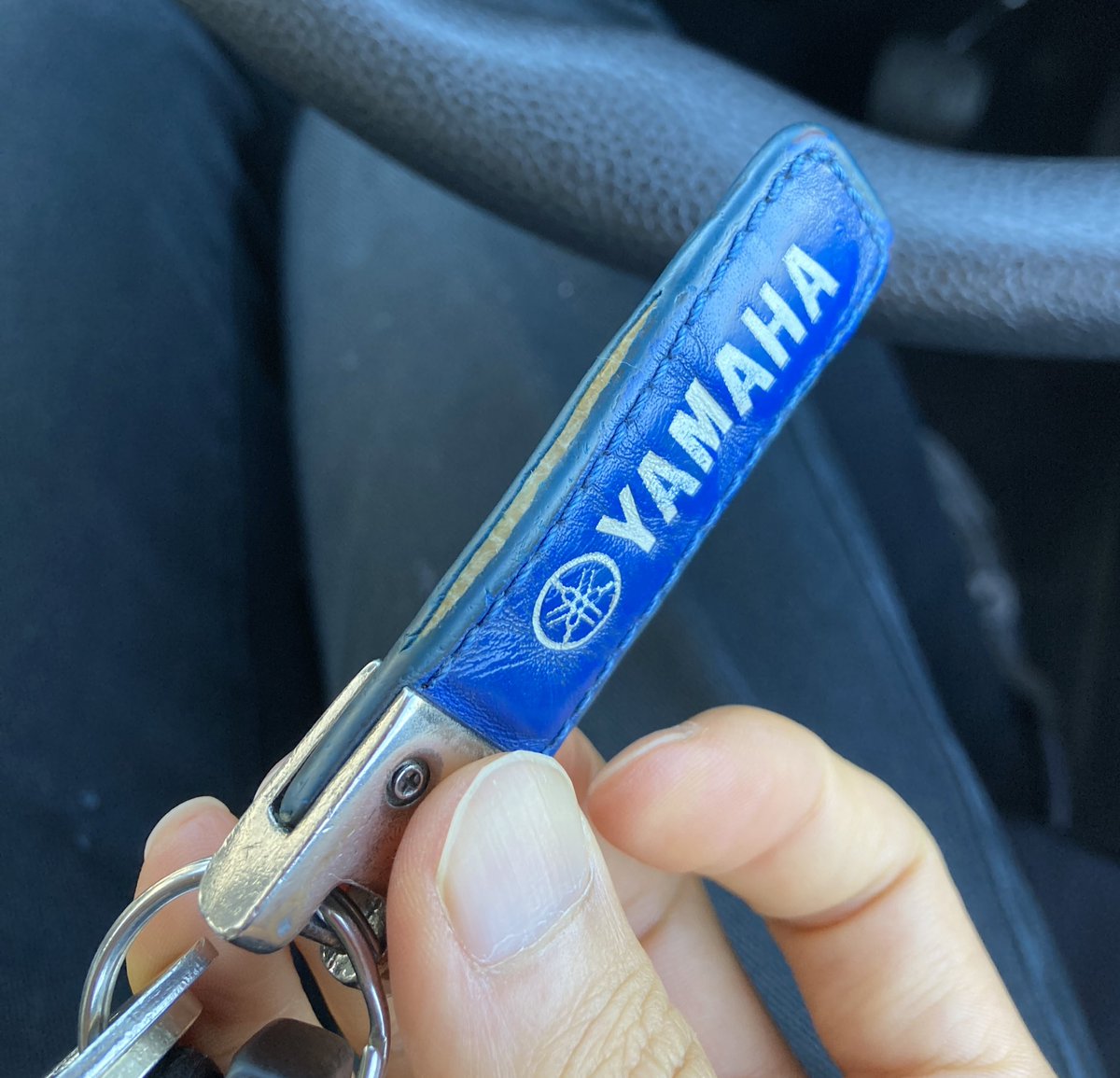 むねお おバイク人生の始まりとともに購入したヤマハのキーホルダー ヤマハ車以外につけてる期間の方が長い 傷んできた 綺麗に補修できないかなあ たぶん購入価格は00円くらいだろうけど 修理に5000円くらいは出せる