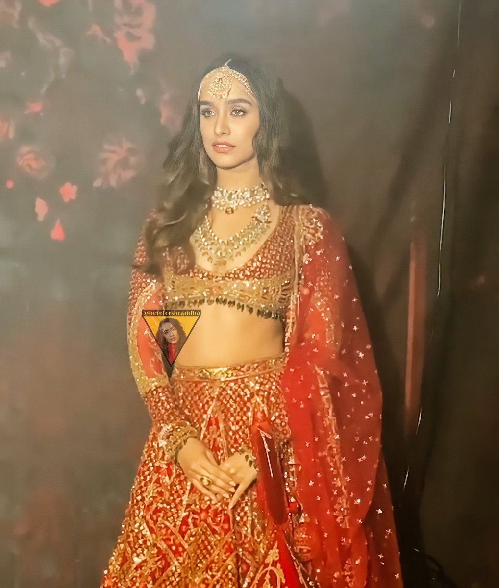 here4shraddha's tweet photo. #BTS @shraddhakapoor for FDCI’s India Couture Week 2020 with @falgunipeacock and @shanepeacock.

#falgunishanepeacockindia #falgunishanepeacock #thepeacockmagazine #falgunipeacock #shanepeacock #shraddhakapoor #avinashgowariker  #Hereforshraddha #shraddhakapoor #icw2020 https://t.co/kpgEkgEIZW