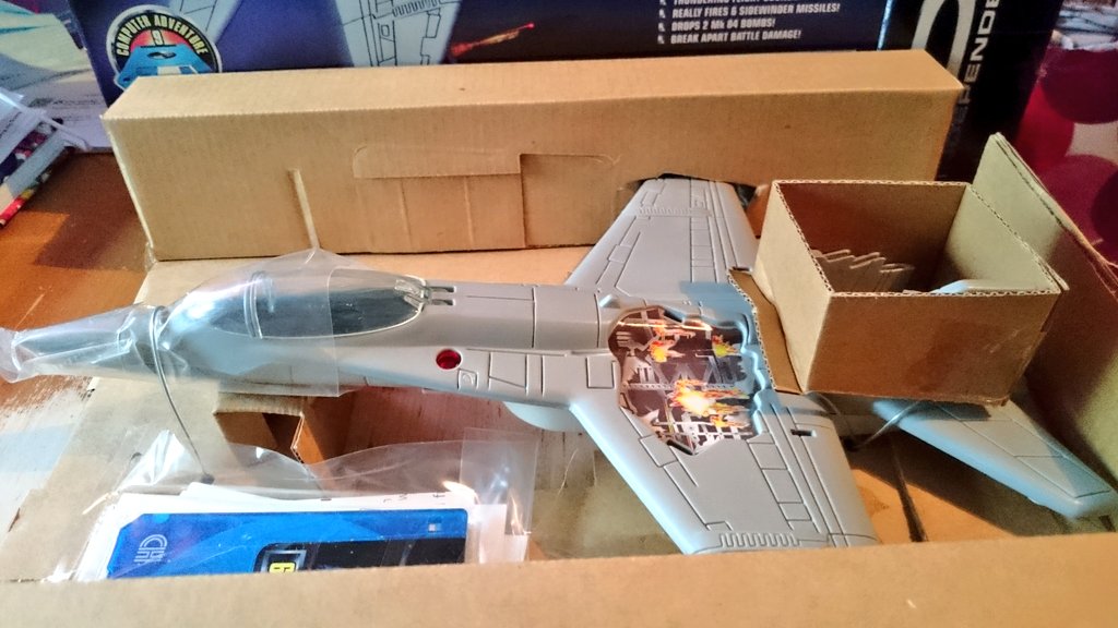 OFilmwelt's tweet image. &quot;Independence Day&quot; Neue Figuren von &quot;Trendmasters&quot;

Heute sind zu dem #Film &quot;#IndependenceDay&quot; der &quot;Alien Attacker&quot; und die &quot;F-18 Hornet&quot; von &quot;#Trendmasters&quot; bei mir eingezogen! Die F-18 ist tatsächlich noch brandneu und das Alienraumschiff gebraucht. Aber auch im Topzustand!