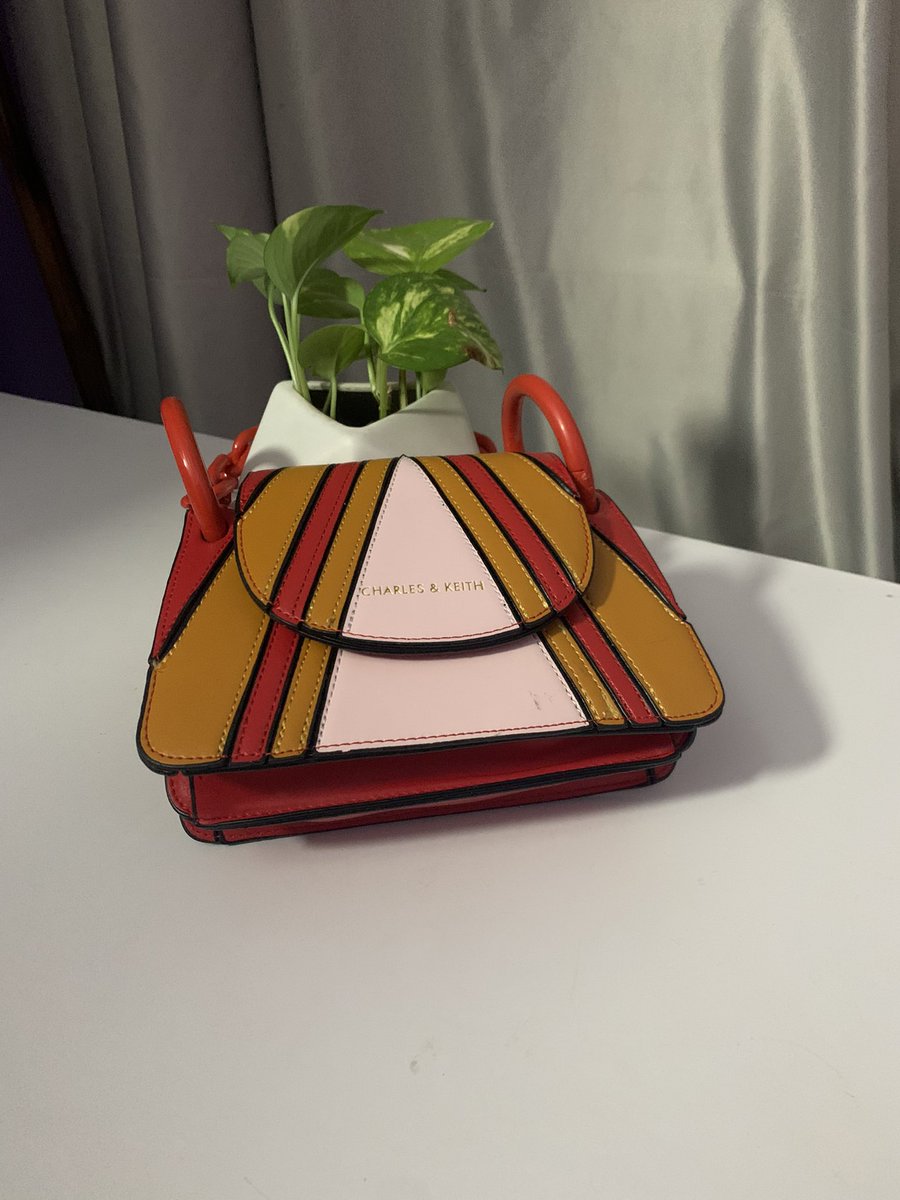 ddsventures's tweet photo. Charles and Keith mini bags available as seen.

GHS 90.00 https://t.co/z3gdlIWuk9