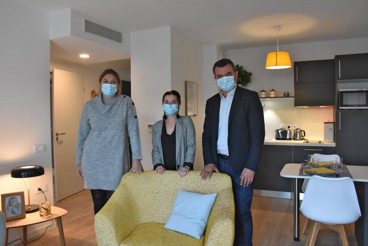 Petite visite d'un appartement témoin pour le Maire d'#Agde @GillesDETTORE accompagné de Sylviane Peyret, Adjointe au Maire en charge du secteur social. Il s'agissait d'un point sur les #travaux de la résidence pour #Seniors @AegideDomitys qui ouvrira ses portes fin 2020 https://t.co/68gVCHe7iy