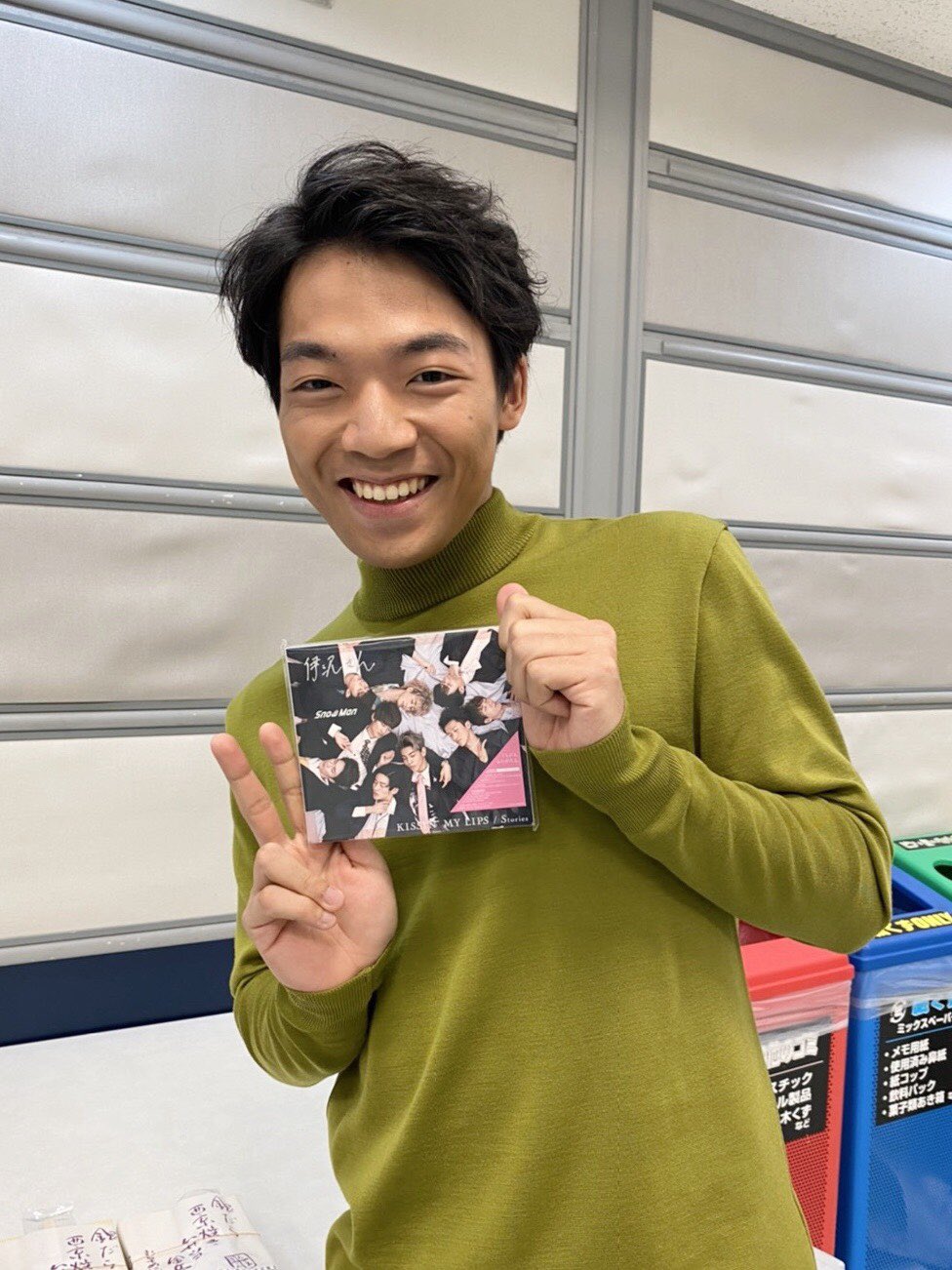 伊沢拓司 冒険少年収録にて Snow Manのお二人に最新シングル Kissin My Lips Stories 頂きました ありがとうございます 向井くんに ぜひもう一押し とご依頼いただきまして 最新シングル Kissin My Lips Stories を撮影した次第です 初週