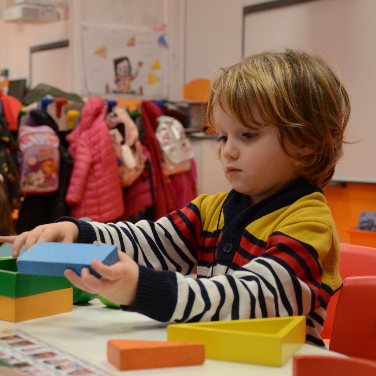 DominiquesBCN's tweet photo. 🎲 El joc també és una eina fonamental en l’educació dels més petits. A través d’ell aprenen a relacionar-se, a tenir respecte pels altres i a treballar en equip.💪👏
#dominiquesbarcelona #escolasegura #emocionatiapren #valors #menticor https://t.co/Tl7FRGw923