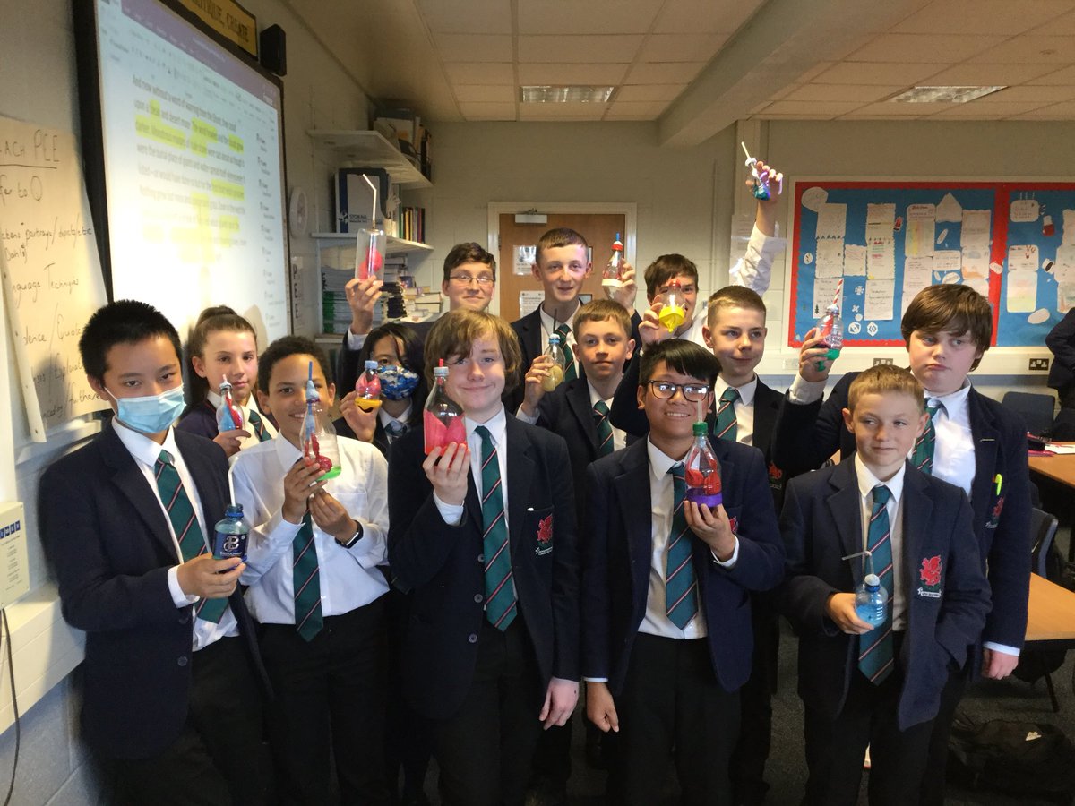 WcbScience's tweet image. Year 9 create model lungs whilst learning about breathing and respiration.