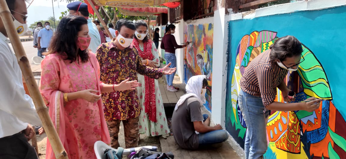 संभा० आयु०<a href="/drarushimalik/">Dr.Arushi Malik IAS</a> के निर्देशानुसार शहर सौन्दर्यीकरण के तहत नगर निगम अजमेर ने रीजनल कॉलेज की दीवारों पर चित्रात्मक पेंटिग कर #कोरोना जागरूकता के लिए किया प्रेरित,महोदया ने मौके पर जाकर कलाकरों के कार्यो की सराहना की
#NoMaskNoEntry
<a href="/RajGovOfficial/">Government of Rajasthan</a>
<a href="/DIPRRajasthan/">सूचना एवं जनसम्पर्क विभाग, राजस्थान सरकार</a>
<a href="/RajCMO/">CMO Rajasthan</a>