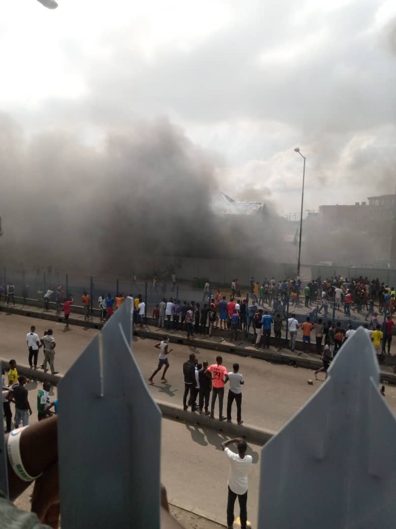 SaharaReporters's tweet photo. PHOTONEWS: Thugs Set Orile/Iganmu @PoliceNG Station On Fire https://t.co/ooIA4p0hOh