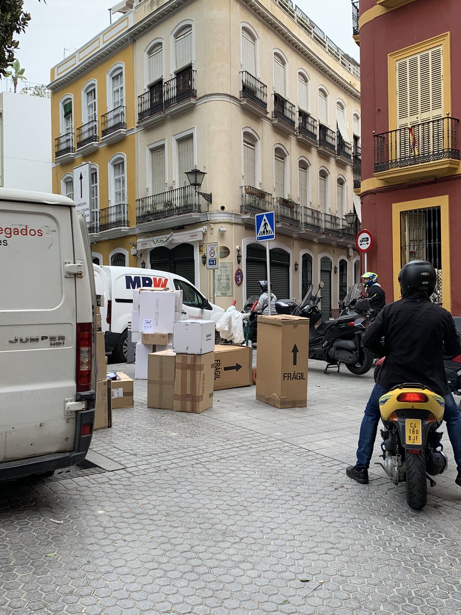 Las zonas de carga/descarga gracias al <a href="/Ayto_Sevilla/">Ayuntamiento de Sevilla</a> se han convertido en el almacén de empresas como <a href="/mrw/">Matt Weinberg</a> que campan a su gusto. Esto NO  es normal justo en la puerta de mi negocio <a href="/PoliciaSevilla/">Policía Local de Sevilla</a>. Así todos los días y a todas horas. Un poco de control por favor.