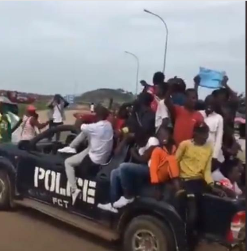 Police & Thugs... Destroyers of Destiny. 

#AbujaProtest 
#EndSARS