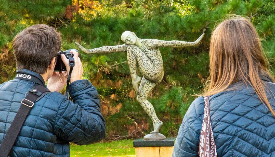 Keep your distance please
.
.
#canoneos5d4 #sculpture #art #savillgarden #StreetPhotograpghy #gardenphoto #royalpark #three