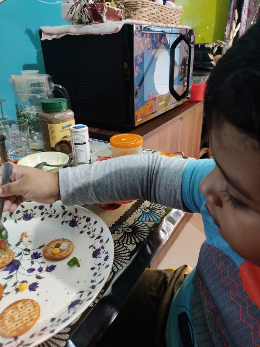 SAI_Edu_In's tweet photo. Yummy Snacks
The ideal snack is one that provides the required nutrients for a healthy growth and development and keeps you full for a longer time. Our Nursery students created a yummy snack from plain salted biscuits, topped it with yummy veggies , cheese & herbs.
#LogicalSkill https://t.co/GAyNPeYz3Z