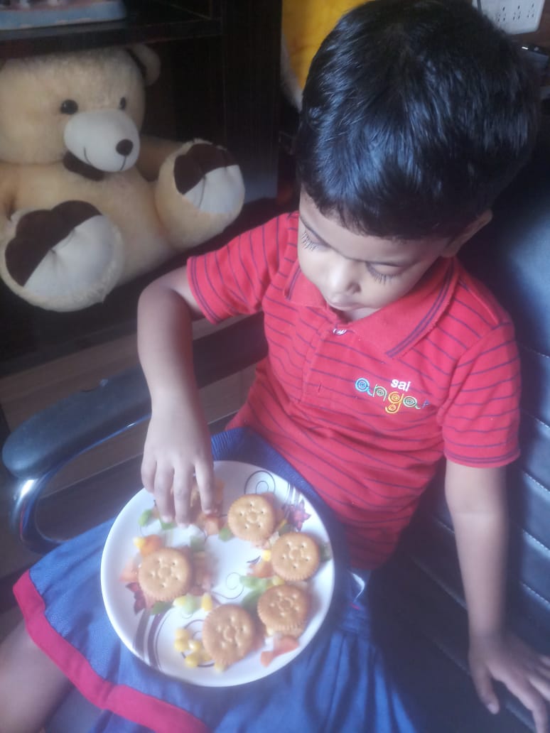 SAI_Edu_In's tweet photo. Yummy Snacks
The ideal snack is one that provides the required nutrients for a healthy growth and development and keeps you full for a longer time. Our Nursery students created a yummy snack from plain salted biscuits, topped it with yummy veggies , cheese & herbs.
#LogicalSkill https://t.co/GAyNPeYz3Z