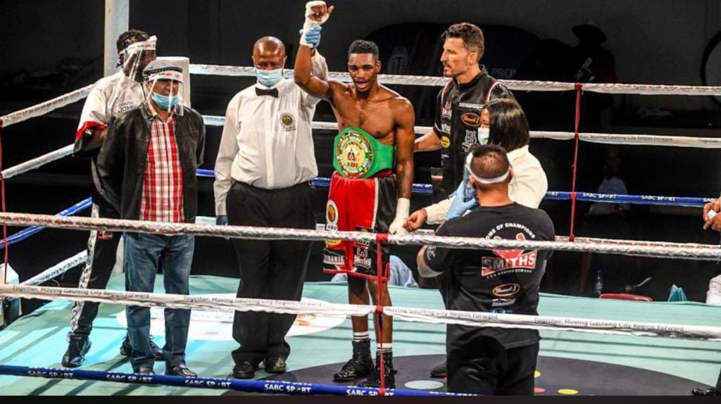 Congratulations to Thulani Mbenge who won a wide 12-round unanimous points decision over South Africa-based Congolese Mardochee Kuvesa Katembo to claim the vacant African Boxing Union welterweight title.
The champ is here! 🙌🏾🥊
#Boxing #Boxer #Welterweight https://t.co/a5WG7yye6k