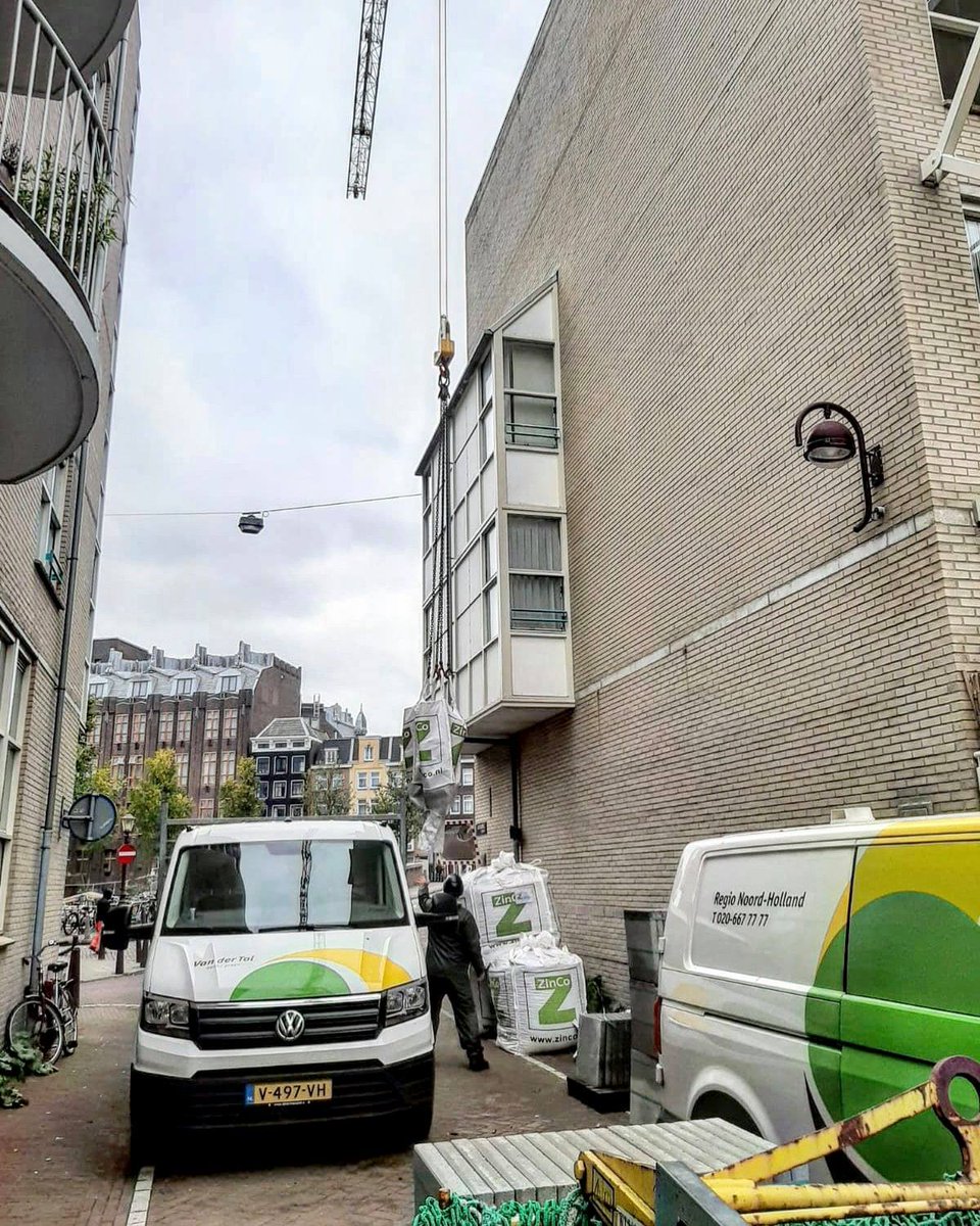 Dat gaat nog maar net! 😯 Het dak van de gymzaal in de Nieuwmarktbuurt in <a href="/AmsterdamNL/">Gemeente Amsterdam</a> krijgt een #groendak. Het is een precisie operatie, waarbij je goed op elkaar ingespeeld moet zijn. Samen met onze partner <a href="/KoninklijkeSaan/">Koninklijke Saan</a> hebben we hier gelukkig de nodige ervaring in.