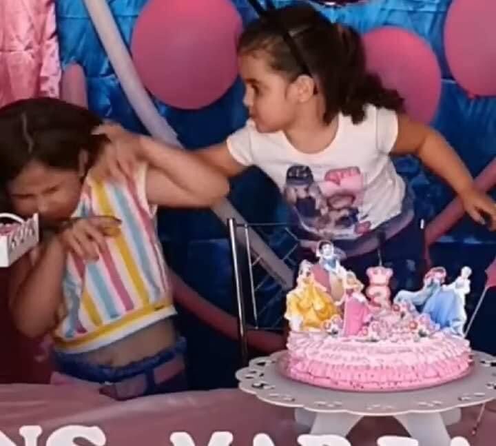 viri_solis's tweet photo. @CocolochoPayaso Hasta en las mejores familias 😅😅😅 https://t.co/XA8w56wEK8