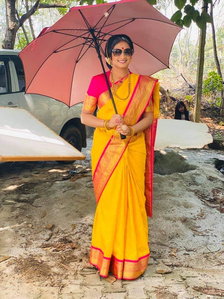 CSaamrajya's tweet photo. ಕಿರುತೆರೆಯಲ್ಲಿ ಬೆಲ್ ಬಾಟಂ ಬೆಡಗಿ ಹರಿಪ್ರಿಯಾ ‌.ನವರಾತ್ರಿಯ ಸಂಭ್ರಮದಲ್ಲಿ ನೀರ್ ದೋಸೆ ಚೆಲುವೆ ಹೊಸ ಅವತಾರ. 

#Haripriya #sangarsha #sangarshaserial #navaratri #at7pm @HariPrriya6 https://t.co/LAwFmYqZx9