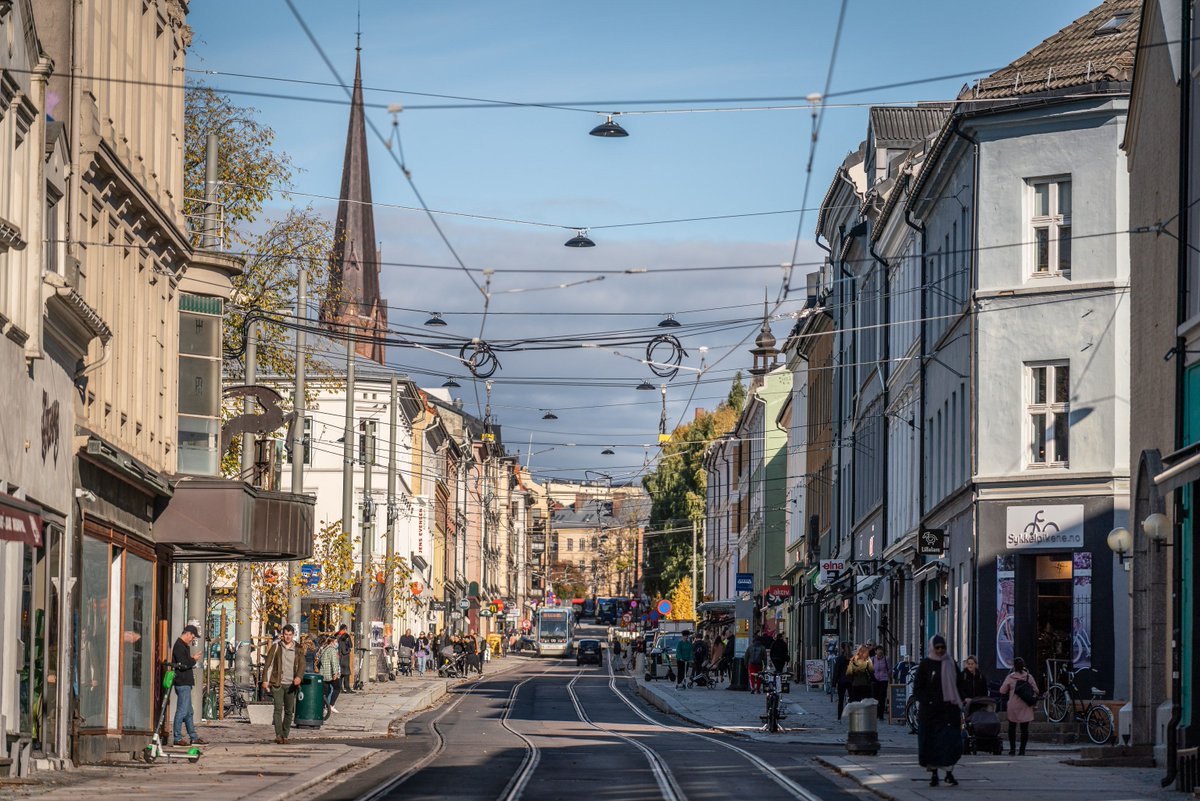 NorconsultAS's tweet photo. "Denne nye gaten er et resultat av et formidabelt oppdragsarbeid i mange år, stor innsatsvilje og engasjement fra medarbeiderne i Norconsult. Resultatet har blitt en helhetlig og flott paradegate til de reisende og til folket på Løkka" sier Markus Naue   https://t.co/Abt4DLecG4 https://t.co/u9umLNe2EO