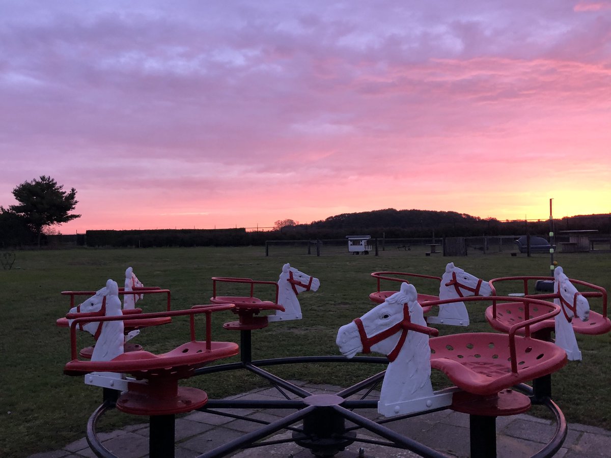 buitengoedgaard's tweet photo. Onze herfstvakantiegasten krijgen hun portie zonsopkomst wel...
.
.

#sunrise #zonsopkomst in de #weidewereld #mammaloewagen #pipowagen #pipowagendeluxe #pipowagensuperdeluxe #buitengoeddegaard #herfstvakantie #herfst #middeninlimburg #inlimburg #liefdevoorlimburg #limburg https://t.co/OAas4Vt1g7