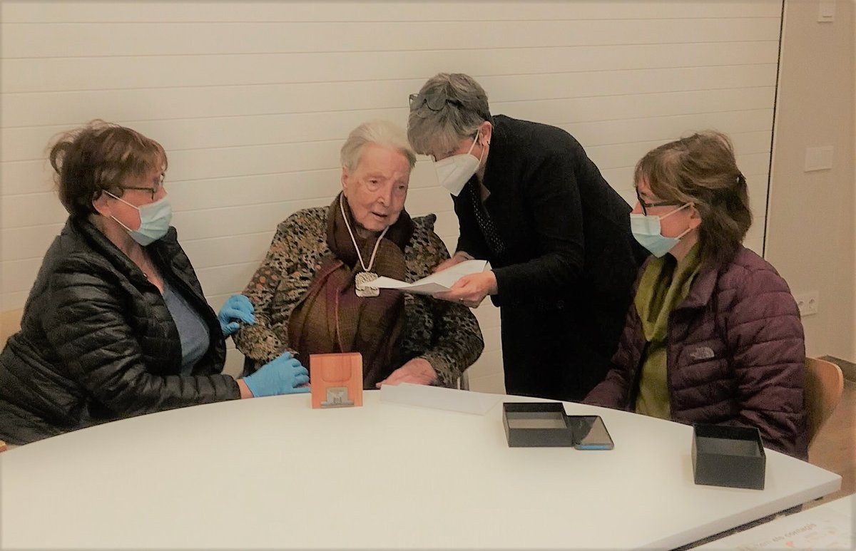 ResiMontblanc's tweet photo. RECONEIXEMENT | Ha tingut lloc l'entrega de la Medalla Centenària a M. Pilar Marbà, que ha anat a càrrec de la directora del centre, Montserrat Soler i l'han acompanyat les seves dues filles. Moltes felicitats, M. Pilar! 

Segueix ara les novetats al perfil de @StAndreuSalut https://t.co/CtsFACzKyv