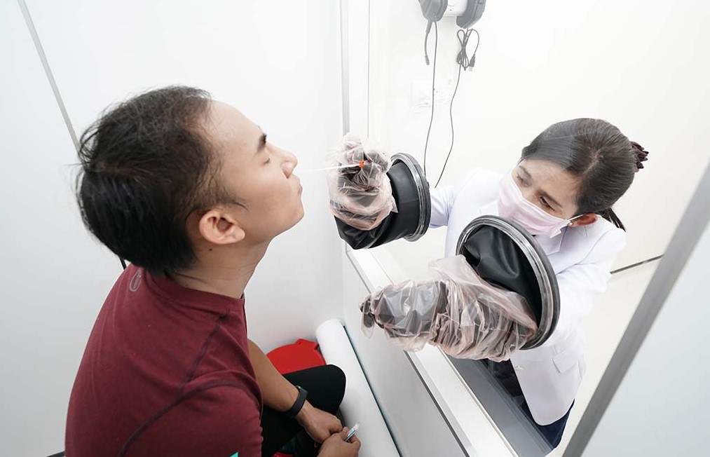 Romeo94521573's tweet image. ในหลวงทรงพระกรุณาโปรดเกล้าฯพระราชทาน ห้องตรวจหาเชื้อ ซึ่งเป็นโครงการเครื่องช่วยหายใจและเครื่องมือแพทย์พระราชทาน เพื่อรับสถานการณ์การระบาดของเชื้อโควิด-19 #อนุชนรักชาติศาสตร์กษัตริย์ ●0● #รักกษัตริย์ไทย