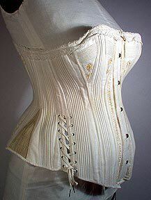 Anyway, back to the pregnancy corset.It has a few interesting details that tell us that the purpose of this corset was NOT to force the wearer's body to hide the pregnancy but to give support to the growing bust and baby bump.See the way the front is rounded over the belly?