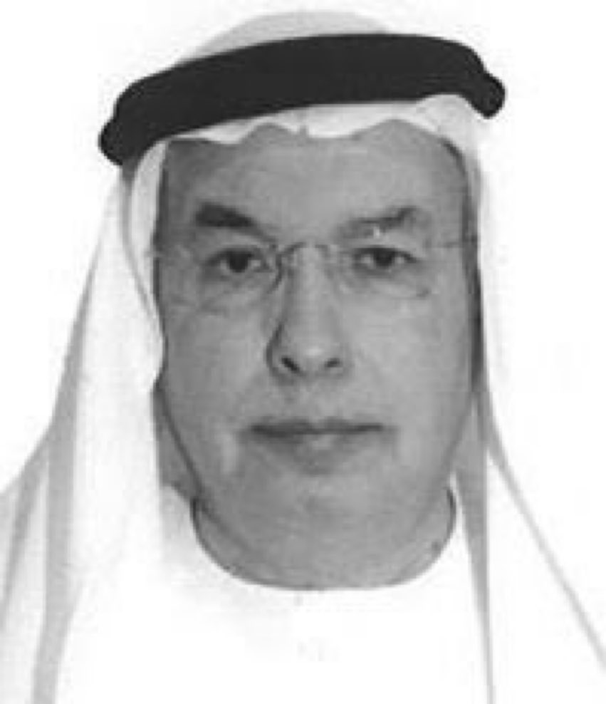 الأستاذ أبراهيم العابد. في ذمه الله. أخر عهد به في توزيع جوائز منتدي  ( الأتصال الحكومي ) بالشارقة قامه عاليه علمًا وأدباً وتواضعاً  اللهم أرحمه وأعفو عنه 🙏
