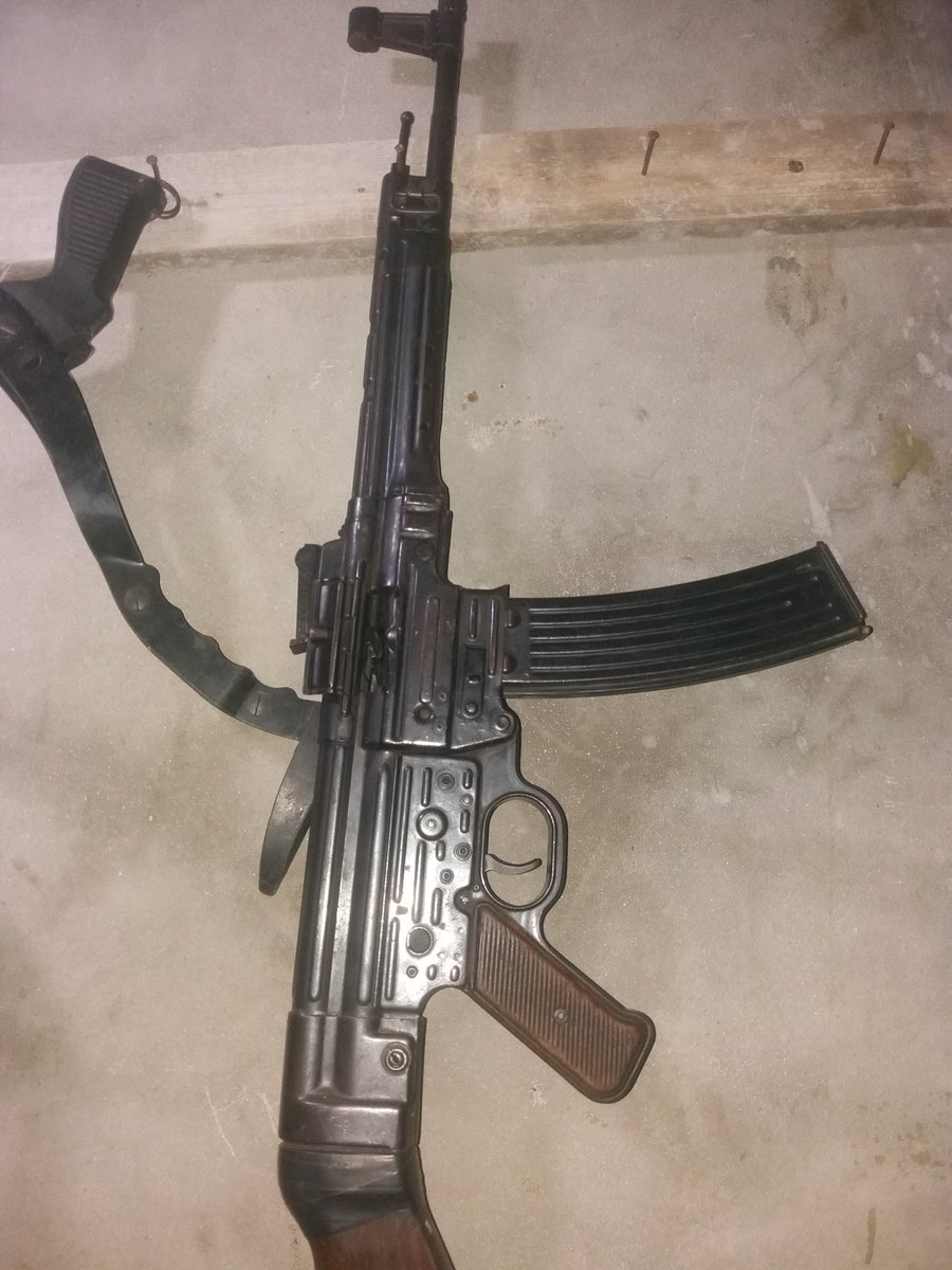 A Nazi-era MP44 (What became the StG 44) on sale in #Idlib recently. It may have some mixed/refurb parts but is in otherwise very good condition.
Costs the grand total of $35, which is a little overpriced. https://t.co/1ZuFtI3Bus
