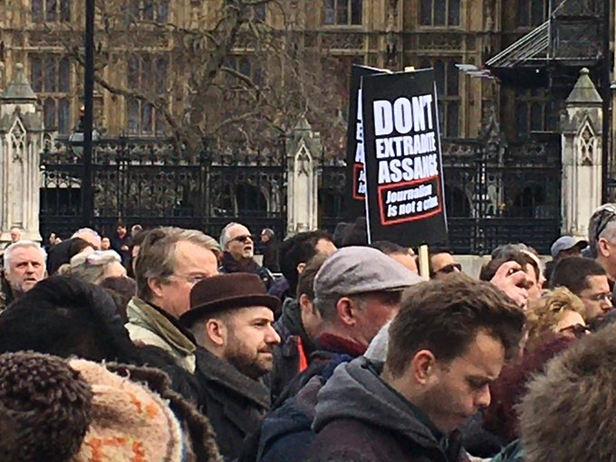 NO_BLOODFOR_OIL's tweet image. En la defensa de Assange, ha confluido el amor de humanidad.
#FreeAssange es una etiqueta global, que convoca a pacifistas convencidos. 
Desde cualquier rincon del planeta, cada dia se pide: #DontExtraditeAssange