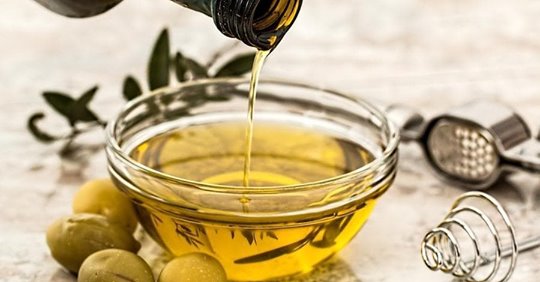 Amici romeni, ma quanto fa bene l'olio di oliva? 💚😍🔝🤩 - lastampa.it/salute/2020/07… -#oliveoil #uleidemasline #italianfood #Italia #HealthyFood #healthy