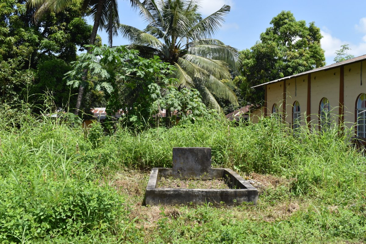 A small grave on the side of the Wesleyan Church in Gbendembu town holds the remains of 11 members of the same family caught in a cross-fire between ECOMOG forces and RUF rebels in 1998.
#membausaywikomot #mappingmassgraves #yearofremembrance #SierraLeone
Powered by @ATJLF_ https://t.co/60l0UJ97lk