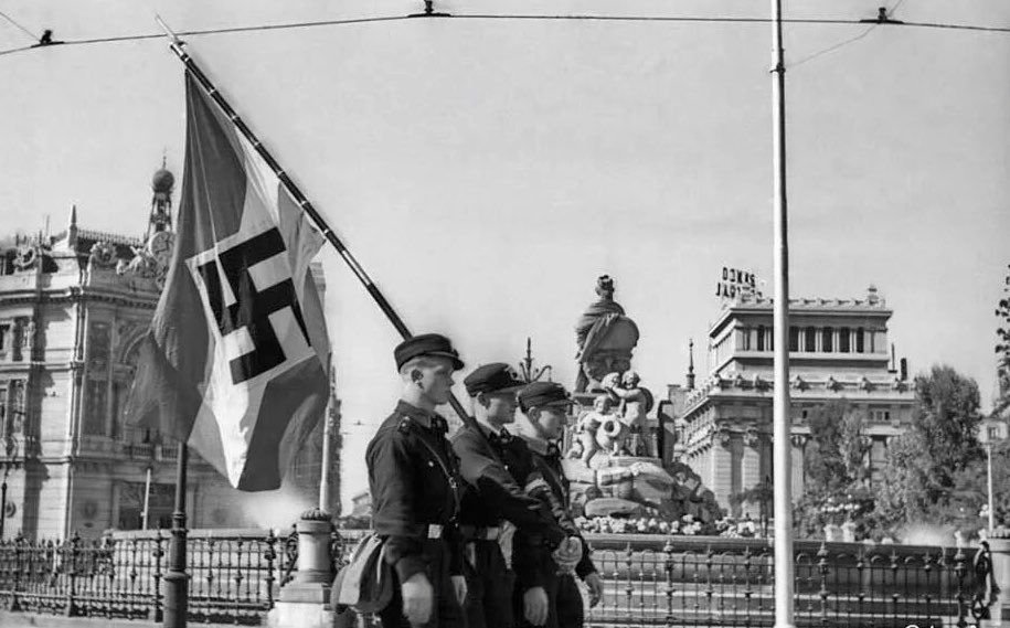 Su visita dejó imágenes como esta en Madrid, una ciudad en la que había grupos de las juventudes nazis muy bien organizados y activos.