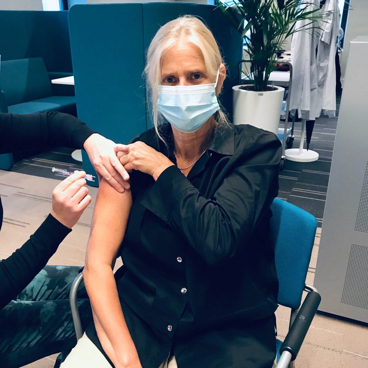 Patienten met IBD maar ook zorgmedewerkers hebben een uitnodiging gekregen om zich te laten vaccineren tegen de griep @CrohnColitisNL MDL-arts en prof. Janneke vd Woude heeft net de #griepprik gekregen @ErasmusMC Haal jij hem ook?