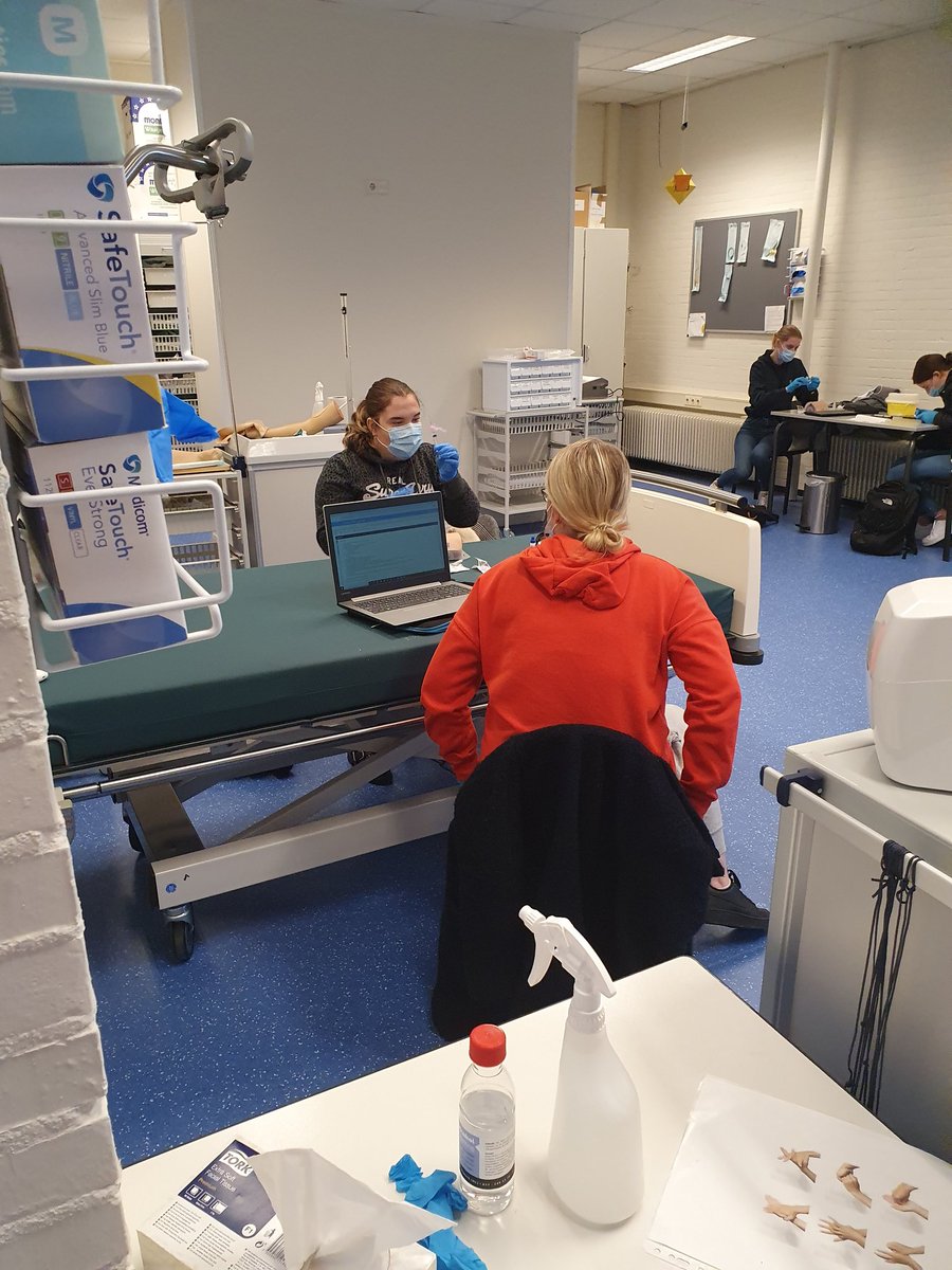 NP_ZorgAssen's tweet photo. We zijn heel blij dat we nog steeds fysiek les mogen geven! We houden ons zo goed mogelijk aan alle "coronaregels" en hopen op deze manier fysiek onderwijs in stand te kunnen houden! #Corona #coronamaatregelen #onderwijs #fysiek #mbo #noorderpoort #assen #verpleegkunde #praktijk https://t.co/NV7IEDQi4N