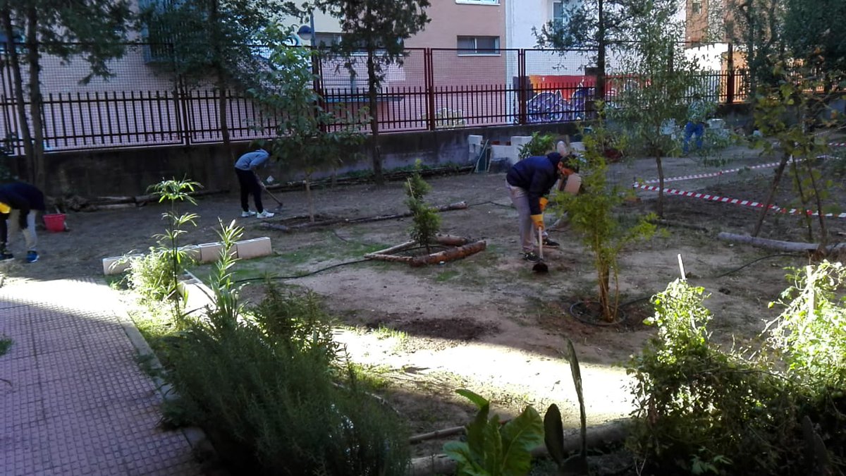 Estos días de atrás retomamos el trabajo en nuestro huerto escolar. Verduras, convivencia, ecología y otros montón de satisfacciones más... #makeleganesgreenagain