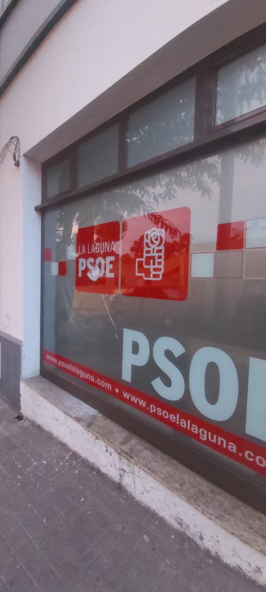 PSOE_LaLaguna's tweet photo. 🔴 Una vez más, desde @PSOE_LaLaguna denunciamos y lamentamos públicamente, qué nuestra "Casa del Pueblo" sea de nuevo objeto de ataques. 

❗️Estos ataques son contra organizaciones o grupos de personas que nos expresamos libremente y queremos participar en la democracia.

⬇️🧶 https://t.co/2a3VbrnkxG