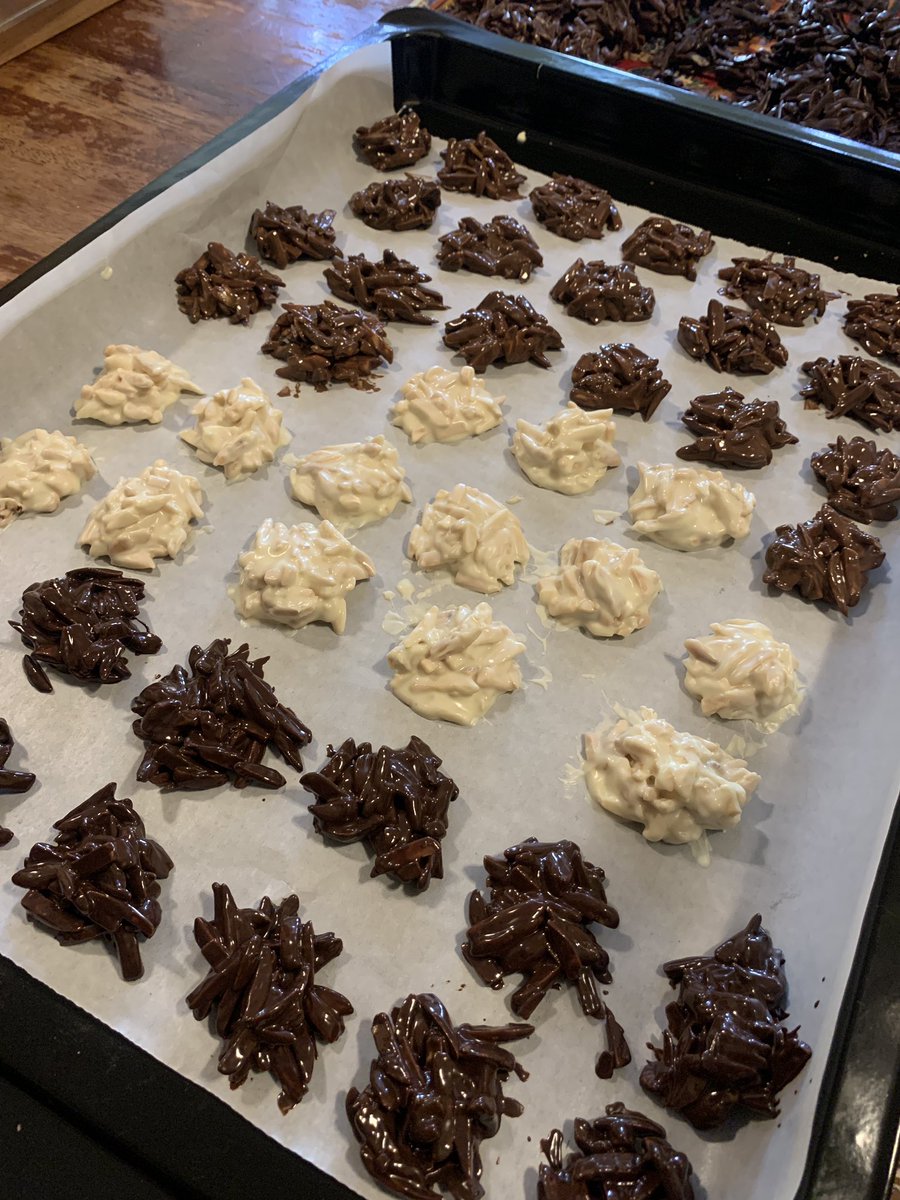 Helsynelly's tweet image. Assalamualaikum semua!!

Chocolatey, crunchy &amp;amp; yummy! Memperkenalkan Hedgehog Almond Bites, kacang badam yg disaluti oleh 3 jenis coklat: White, Milk &amp;amp; Dark chocs. Apalah erti kehidupan tanpa sebarang kemanisan 😁😜

RM35 (Large)

P/s: Delivery sekitar KL &amp;amp; Selangor