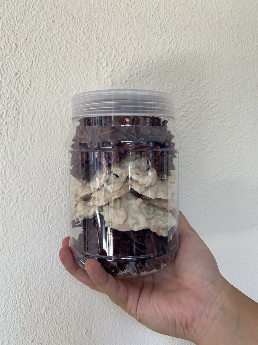 Helsynelly's tweet image. Assalamualaikum semua!!

Chocolatey, crunchy &amp;amp; yummy! Memperkenalkan Hedgehog Almond Bites, kacang badam yg disaluti oleh 3 jenis coklat: White, Milk &amp;amp; Dark chocs. Apalah erti kehidupan tanpa sebarang kemanisan 😁😜

RM35 (Large)

P/s: Delivery sekitar KL &amp;amp; Selangor