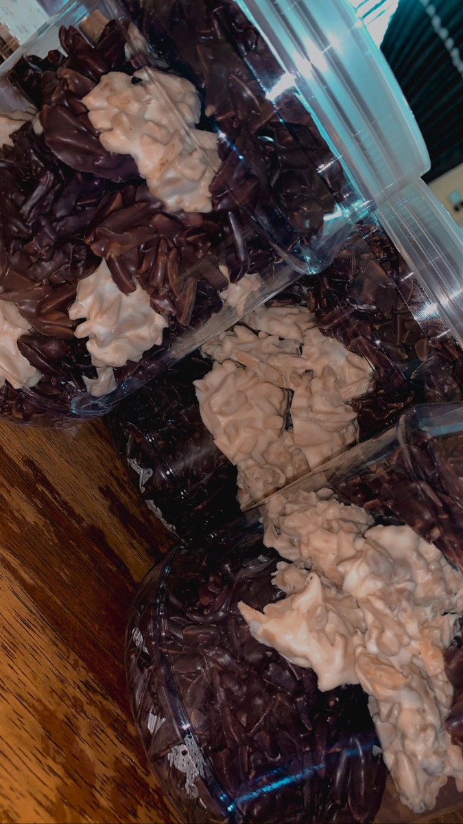 Helsynelly's tweet image. Assalamualaikum semua!!

Chocolatey, crunchy &amp;amp; yummy! Memperkenalkan Hedgehog Almond Bites, kacang badam yg disaluti oleh 3 jenis coklat: White, Milk &amp;amp; Dark chocs. Apalah erti kehidupan tanpa sebarang kemanisan 😁😜

RM35 (Large)

P/s: Delivery sekitar KL &amp;amp; Selangor