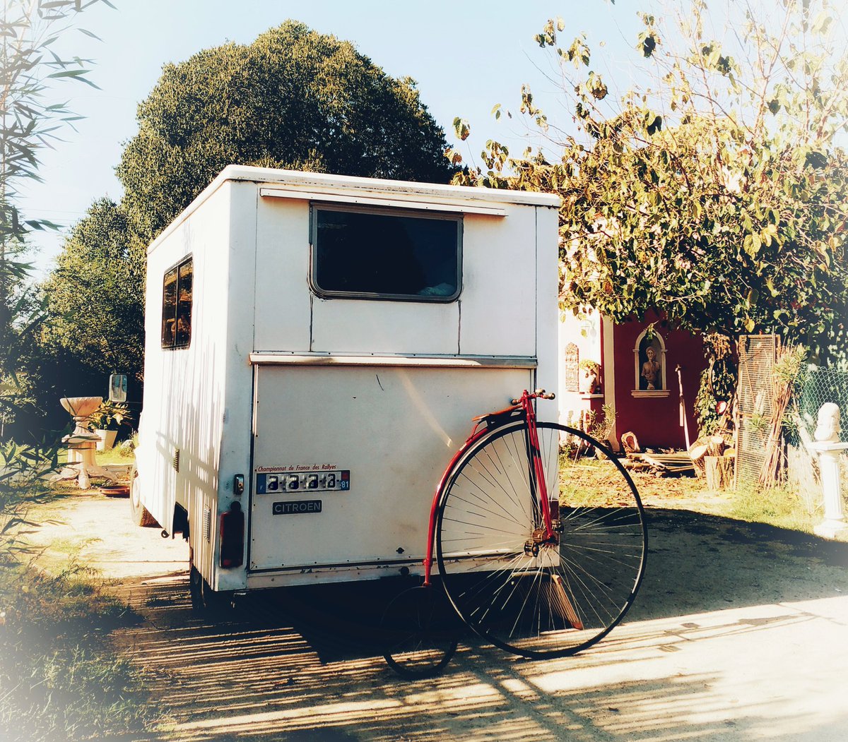 Una autocaravana como de otra época #citroën #motorhome #ontheroad #vanculture #bicisantiguas #autocaravanas #camperizacion