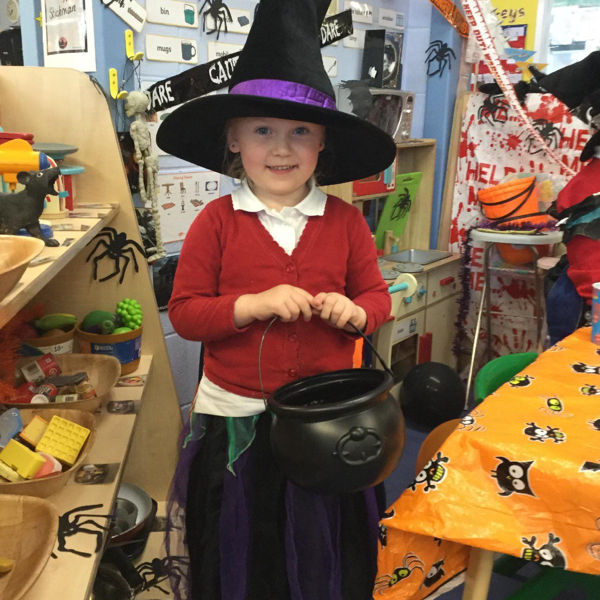 carlton_road's tweet photo. Monkeys enjoyed mixing ingredients together to make slime, jellybaff and gloop. They measured with different spoons and mixed with different tools and explored the textures. They also enjoyed dressing up in the Halloween House. #aspire https://t.co/4MRfSjRdK7