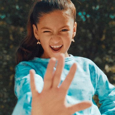 escplus_es's tweet photo. Hoy nuestra @solea_oficial grabará su actuación para Eurovisión Junior 2020. Le deseamos toda la suerte del mundo en este día. 

A brillar con luz propia 🇪🇸✨✨🌹
#JESC2020 #eurovisionjunior
#APorTodas #SoleáGanadora https://t.co/a4rX5CbPyE