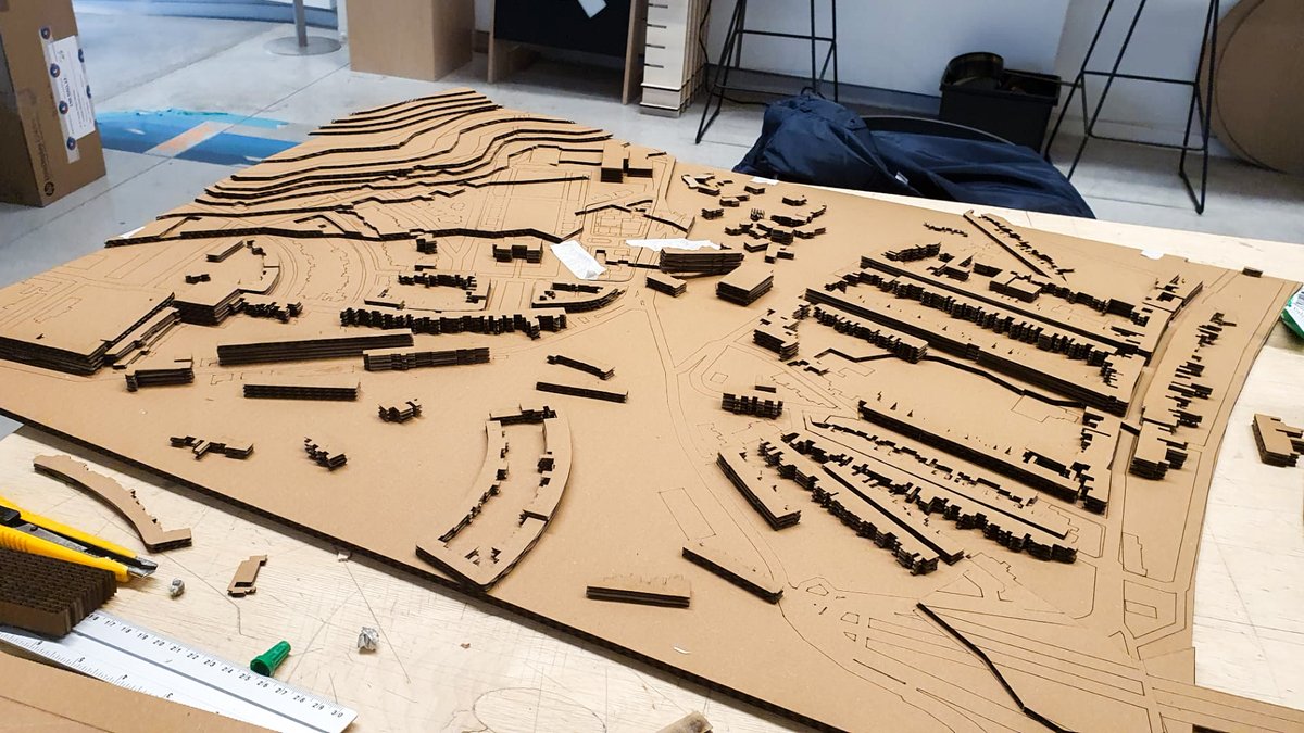 Where is Wally ? 👁🔎

Sur quoi Louise Rompen et Franck Lombardo, étudiants de MA2 en architecture, peuvent-ils bien travailler au RElab ? Et surtout, où leur projet se situe-il ?

Indice : sur la commune de Liège, mais pas dans le 4000 👣👣